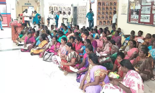 ஜனநாயக மாதர் சங்கத்தினர் தர்ணா ஜனநாயக மாதர் சங்கத்தினர் தர்ணா