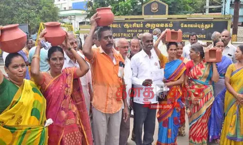 பொங்கல் பரிசு தொகுப்புடன் மண் பானை, அடுப்பு வழங்க வேண்டும் பொங்கல் பரிசு தொகுப்புடன் மண் பானை, அடுப்பு வழங்க வேண்டும்