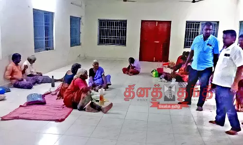 பரமத்தி அருகே   இடும்பன்குளம் ஏரி நிரம்பி வீடுகளுக்குள் தண்ணீர் புகுந்தது  17 பேர் முகாம்களில் தங்க வைப்பு