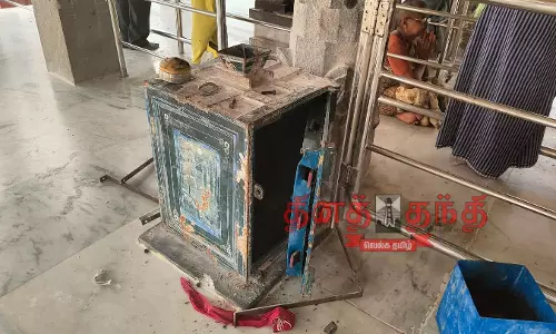 ராசிபுரம் அருகே அழியா இலங்கை அம்மன் கோவில் உண்டியலை உடைத்து பணம் திருட்டு போலீசார் விசாரணை ராசிபுரம் அருகே அழியா இலங்கை அம்மன் கோவில் உண்டியலை உடைத்து பணம் திருட்டு போலீசார் விசாரணை