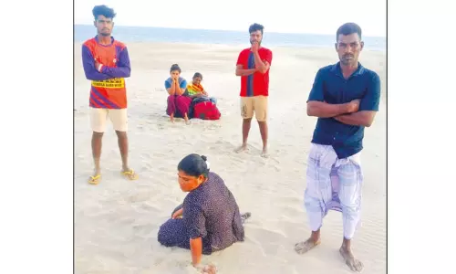 தனுஷ்கோடி அருகே நடுக்கடலில் மணல் திட்டில் தவித்த இலங்கையை சேர்ந்த 6 அகதிகள் மீட்பு