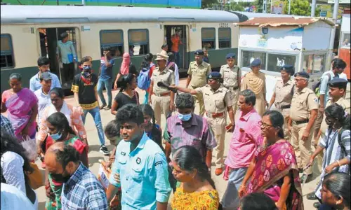 தீபாவளி பண்டிகையையொட்டி மாம்பலம் ரெயில் நிலையத்தில் பாதுகாப்பு அதிகரிப்பு தீபாவளி பண்டிகையையொட்டி மாம்பலம் ரெயில் நிலையத்தில் பாதுகாப்பு அதிகரிப்பு