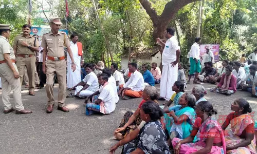 பயிர்க்காப்பீட்டு தொகை வழங்கக்கோரி  நீடாமங்கலத்தில், 2 இடங்களில் சாலை மறியல்