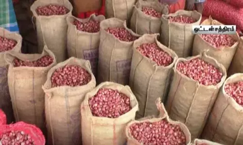 திண்டுக்கல் ஒட்டன்சத்திரம் மார்க்கெட்டில் சின்ன வெங்காயம் விலை கிலோ ரூ.100-க்கு மேல் உயர்வு திண்டுக்கல் ஒட்டன்சத்திரம் மார்க்கெட்டில் சின்ன வெங்காயம் விலை கிலோ ரூ.100-க்கு மேல் உயர்வு