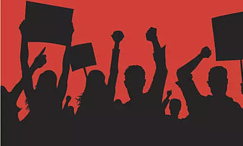 இந்தி திணிப்பை கண்டித்து அரசு கலைக்கல்லூரி மாணவர்கள் ஆர்ப்பாட்டம்