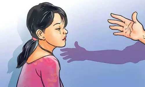 பொள்ளாச்சியில் பள்ளி முடிந்து வந்த சிறுமியை தாயே கடத்தி சென்றதால் பரபரப்பு