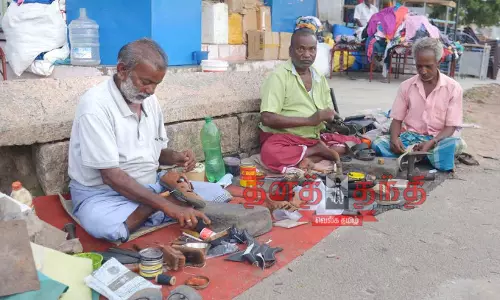அறுந்து போன காலணிகளை தூக்கி எறிவதால்   அழிவின் விளிம்பில் செருப்பு தைக்கும் தொழில்