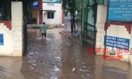 பள்ளிகளை வெள்ளம் சூழ்ந்ததால் மாணவர்கள் அவதி