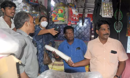 தடை செய்யப்பட்ட பிளாஸ்டிக் பொருட்கள் பறிமுதல்