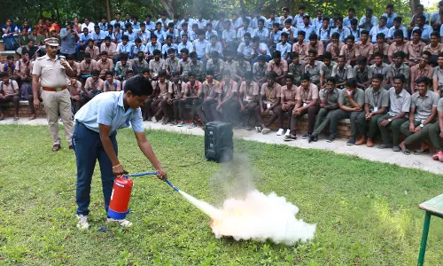 தீயணைப்பு துறையினர் செயல்விளக்கம்