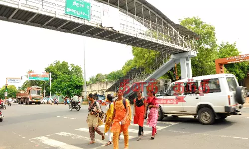 ஆக்கிரமிப்பில் நடைபாதை மேம்பாலங்கள் ஆக்கிரமிப்பில் நடைபாதை மேம்பாலங்கள்