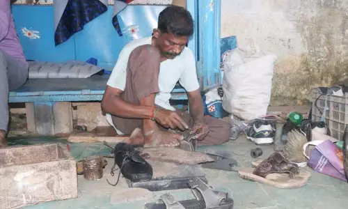 செருப்பு தைக்கும் தொழில் தேய்ந்து போனது