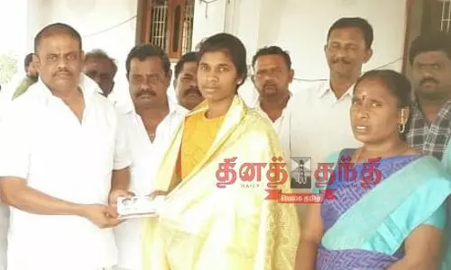 தேசிய அளவிலான  கிக் பாக்சிங்கில் வெற்றிபெற்ற மாணவிக்கு நிதி உதவி