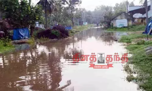 சாலை நீரில் மூழ்கியதால் போக்குவரத்து துண்டிப்பு