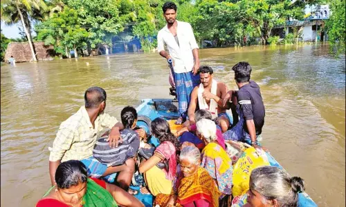 கொள்ளிடம் ஆற்றில் கூடுதல் தண்ணீர் திறப்பு: 6 கிராமங்களை வெள்ளம் சூழ்ந்தது