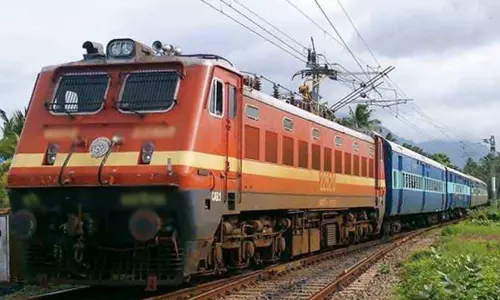 பண்டிகை காலத்தை முன்னிட்டு கூடுதலாக 32 சிறப்பு ரெயில் சேவைகள் - இந்திய ரெயில்வே அறிவிப்பு