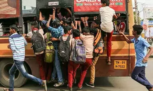 பஸ்சில் பயணிக்கும் மாணவர்களின் பாதுகாப்பிற்கு ஓட்டுநர்கள், நடத்துநர்கள் பொறுப்பு - போக்குவரத்து கழகம்