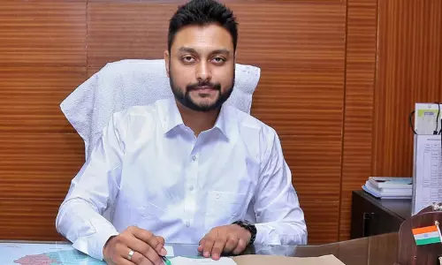 திருப்பூர் சப்-கலெக்டராக நடிகர் சின்னி ஜெயந்த் மகன் பதவியேற்பு திருப்பூர் சப்-கலெக்டராக நடிகர் சின்னி ஜெயந்த் மகன் பதவியேற்பு