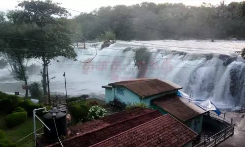 திற்பரப்பு அருவியில் ஆர்ப்பரிக்கும் வெள்ளம்.. சுற்றுலாப் பயணிகள் குளிப்பதற்கு தடை நீடிப்பு