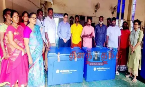 தூத்துக்குடி ஸ்டெர்லைட் நிறுவனம் சார்பில் மீனவர்களுக்கு குளிர்பதன பெட்டி தூத்துக்குடி ஸ்டெர்லைட் நிறுவனம் சார்பில் மீனவர்களுக்கு குளிர்பதன பெட்டி
