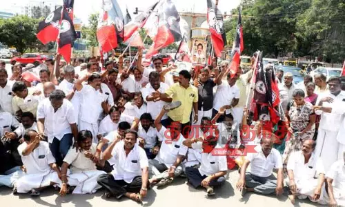 கோவையில் அ.தி.மு.க.வினர் சாலை மறியல்