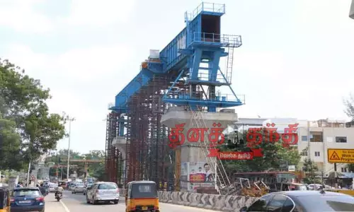 கோவை-அவினாசி ரோடு மேம்பாலத்திற்கு கான்கிரீட் தளம் அமைப்பதற்காக இரு தூண்களுக்கு இடையே ராட்சத கிரேன் பொருத்தும் பணி