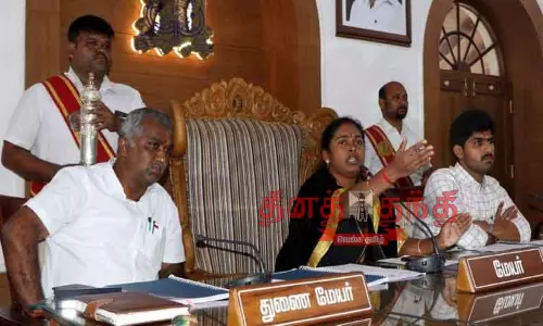 கோவை மாநகராட்சி கூட்டத்தில் தி.மு.க.-அ.தி.மு.க. கவுன்சிலர்களிடையே கடும் வாக்குவாதம்