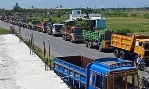 திட்டக்குடி அருகே சாலையோரம் நிறுத்தப்படும் மணல் லாரிகளால் போக்குவரத்து பாதிப்பு திட்டக்குடி அருகே சாலையோரம் நிறுத்தப்படும் மணல் லாரிகளால் போக்குவரத்து பாதிப்பு