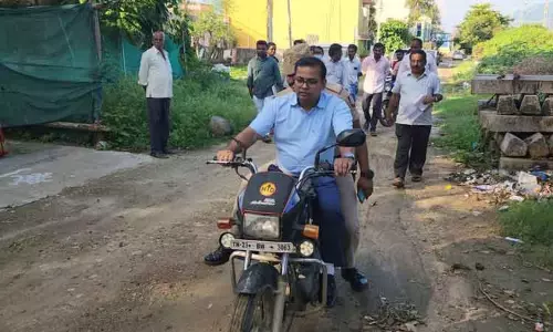 ரெயில்வே தரைப்பாலத்தில் தண்ணீர் தேங்குவதால் மக்கள் பாதிப்பு ரெயில்வே தரைப்பாலத்தில் தண்ணீர் தேங்குவதால் மக்கள் பாதிப்பு