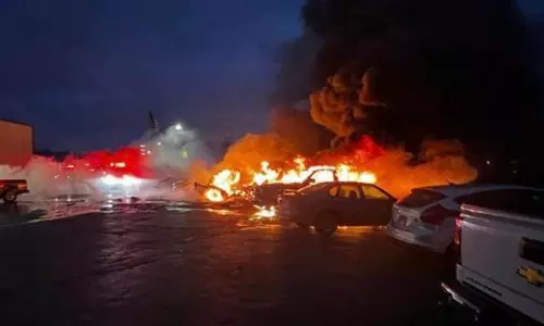 அமெரிக்காவில் கார் விற்பனை மையத்தில் விமானம் விழுந்து தீப்பிடித்தது: 2 பேர் உயிரிழப்பு