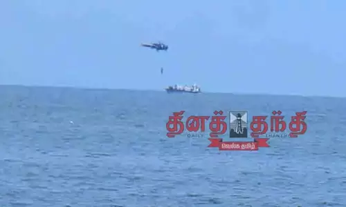 ராமேசுவரம் கடல் பகுதியில் இந்திய கடற்படை வீரர்களுக்கு ஹெலிகாப்டர் மூலம் பாதுகாப்பு பயிற்சி ராமேசுவரம் கடல் பகுதியில் இந்திய கடற்படை வீரர்களுக்கு ஹெலிகாப்டர் மூலம் பாதுகாப்பு பயிற்சி