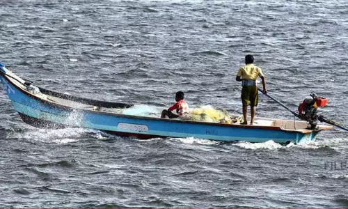 எல்லை தாண்டி மீன்பிடித்ததாக கூறி தமிழக மீனவர்கள் 3 பேர் சிறைப்பிடிப்பு