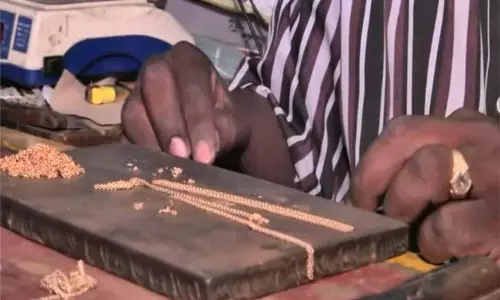 நகை பட்டறையில் ஒரு கிலோ தங்கத்தை சுருட்டிக்கொண்டு ஓடிய ஊழியர் - கோவையில் பரபரப்பு