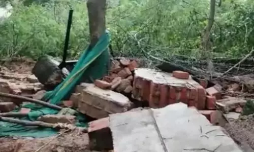 வீட்டின் மேற்கூரை இடிந்து விழுந்தது