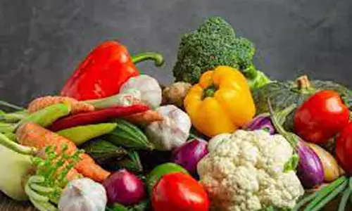 மும்பையில் காய்கறி விலை உயர்வு- தக்காளி கிலோ ரூ.60-க்கு விற்பனை மும்பையில் காய்கறி விலை உயர்வு- தக்காளி கிலோ ரூ.60-க்கு விற்பனை