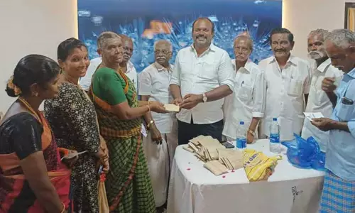 தூத்துக்குடியில் உப்பு மூடை சுமை தொழிலாளர்களுக்கு போனஸ்: மேயர் ஜெகன் பெரியசாமி வழங்கினார் தூத்துக்குடியில் உப்பு மூடை சுமை தொழிலாளர்களுக்கு போனஸ்: மேயர் ஜெகன் பெரியசாமி வழங்கினார்