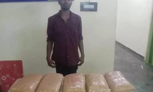 கஞ்சா கடத்திய வாலிபர் கைது கஞ்சா கடத்திய வாலிபர் கைது