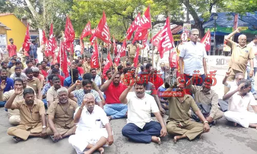 அமைப்புசாரா தொழிலாளர்கள் சாலை மறியல்