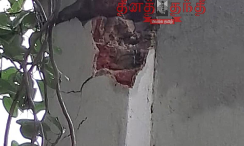 பள்ளி கட்டிடத்தை மின்னல் தாக்கியது பள்ளி கட்டிடத்தை மின்னல் தாக்கியது