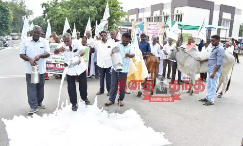 பாலை கீழே கொட்டி உற்பத்தியாளர்கள் ஆர்ப்பாட்டம்