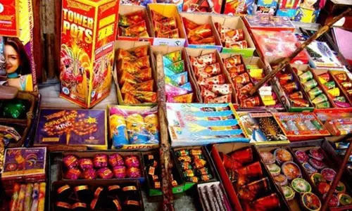 பட்டாசுக்கு விதிக்கப்பட்ட தடையை நீக்கக்கோரிய மனு தள்ளுபடி: டெல்லி ஐகோர்ட்டு உத்தரவு பட்டாசுக்கு விதிக்கப்பட்ட தடையை நீக்கக்கோரிய மனு தள்ளுபடி: டெல்லி ஐகோர்ட்டு உத்தரவு