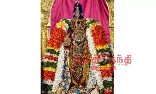 திருவாபரணங்களுடன் நம்பெருமாள்