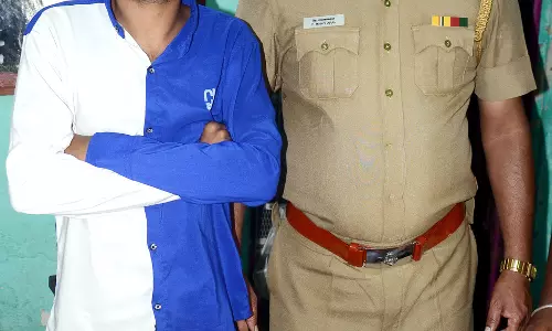 ஈரோட்டில் விற்பனை செய்வதற்காக ரெயிலில் 4 கிலோ கஞ்சா கடத்தி வந்த மேற்கு வங்காள வாலிபர் கைது ஈரோட்டில் விற்பனை செய்வதற்காக ரெயிலில் 4 கிலோ கஞ்சா கடத்தி வந்த மேற்கு வங்காள வாலிபர் கைது