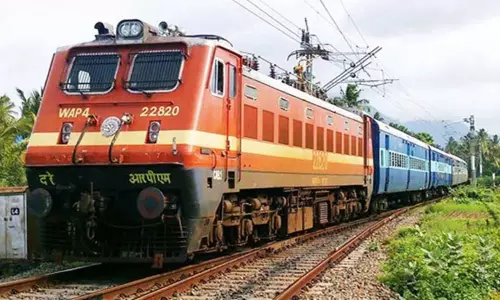 தீபாவளி பண்டிகை: நெல்லை, ராமேஸ்வரம், திருச்சிக்கு சிறப்பு ரெயில்