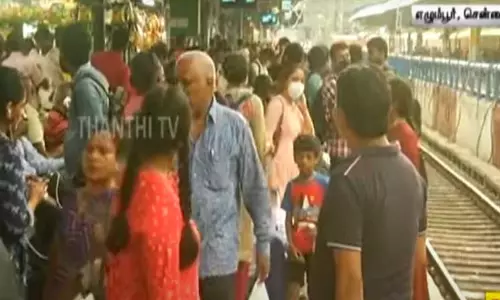 சொந்த ஊர்களுக்குச் செல்ல முண்டியடிக்கும் மக்கள்... ரெயிலில் தொங்கியபடி செல்லும் பயணிகள்
