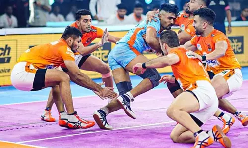 புரோ கபடி லீக்: பெங்கால் வாரியர்ஸ் அணியை வீழ்த்தி புனேரி பால்டன் வெற்றி புரோ கபடி லீக்: பெங்கால் வாரியர்ஸ் அணியை வீழ்த்தி புனேரி பால்டன் வெற்றி