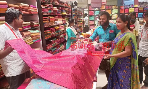 ஜவுளி கடையில் தீபாவளி சிறப்பு விற்பனை