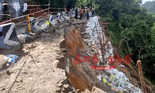 பழனி-கொடைக்கானல் மலைப்பாதையில் மீண்டும் மண்சரிவு பழனி-கொடைக்கானல் மலைப்பாதையில் மீண்டும் மண்சரிவு