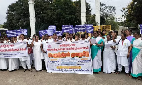 தேனி கலெக்டர் அலுவலகம் முன்பு செவிலியர்கள் ஆர்ப்பாட்டம்