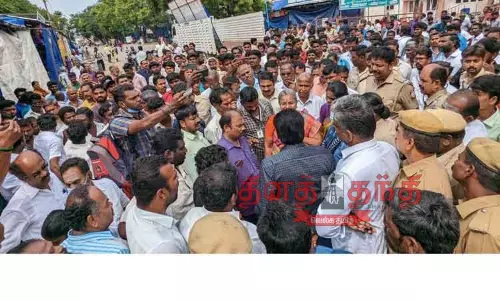 பழனி கிரிவீதிகளில் ஆக்கிரமிப்பு அகற்றம்